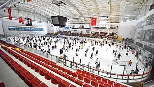 İzmir'in buz pisti yarıyıl tatilinde doldu taştı