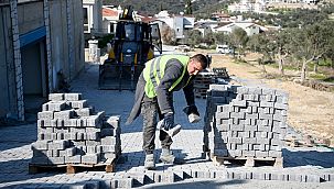 Kuşadası'nda yol yapım çalışmaları devam ediyor