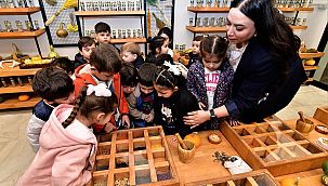 Bornova'da minik eller toprakla buluştu