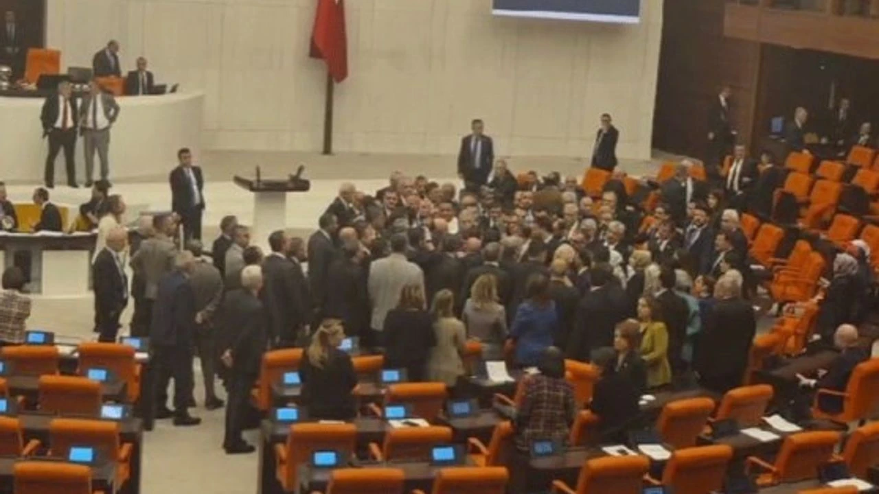 Meclis'te 'İmamoğlu' gerginliği: AKP'li ve CHP'li vekiller birbirine girdi!