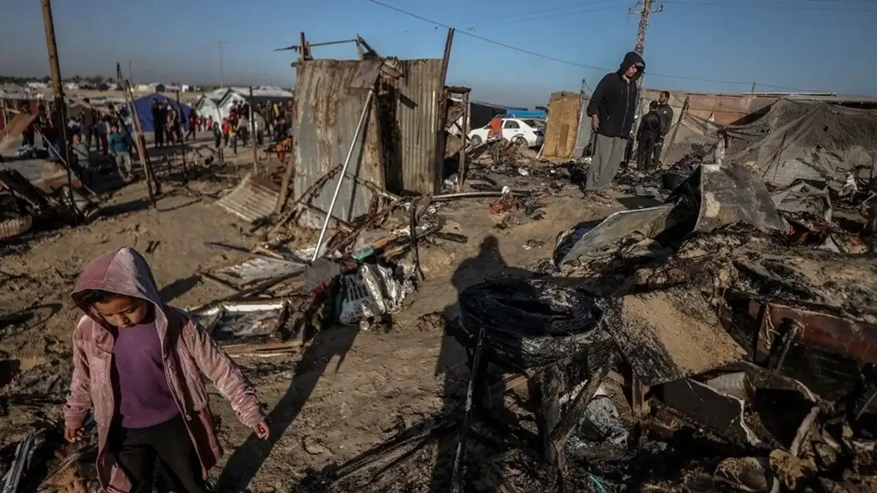 İsrail Gazze'de bir ailenin yaşadığı çadırı vurdu