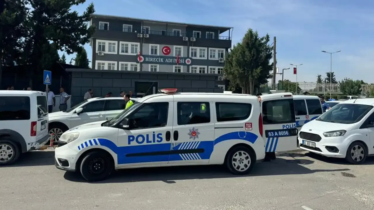 Adliye önünde taşlı sopalı kavga: 5 yaralı