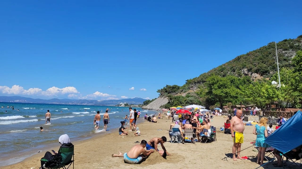 Aydın'da güneşli hava sahillerini doldurdu