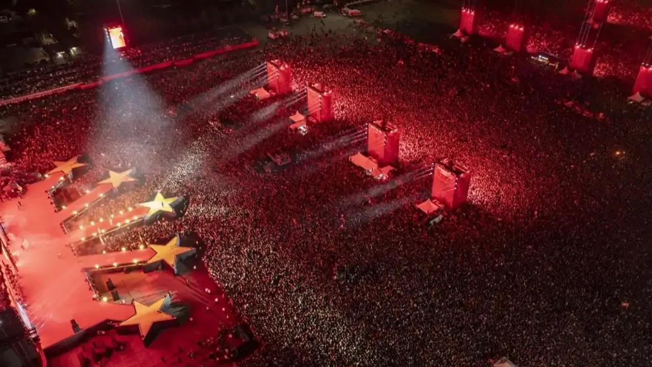 Şampiyon Galatasaray, kupasını Yenikapı'da aldı