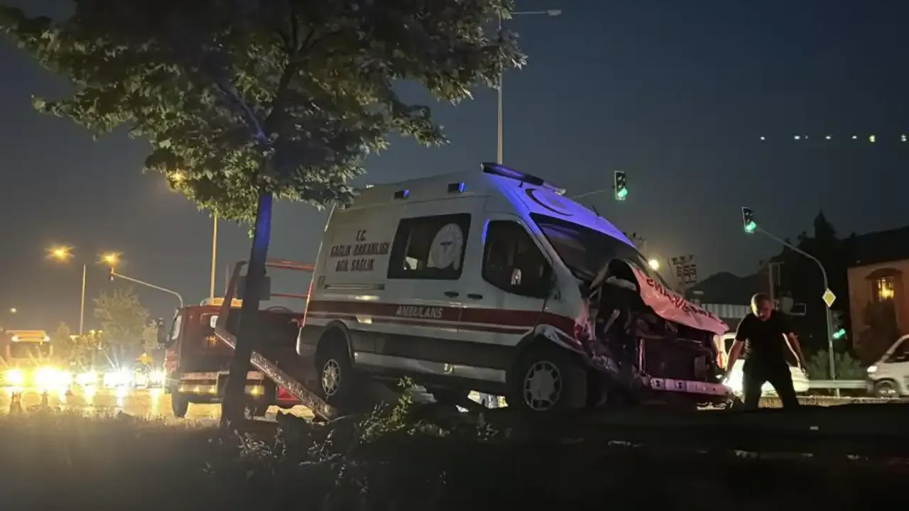Ambulans ile çarpışan otomobilde can pazarı
