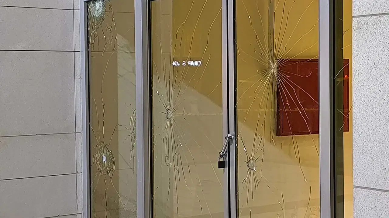 CHP'li Kadirli Belediyesi'ne taşlı saldırı