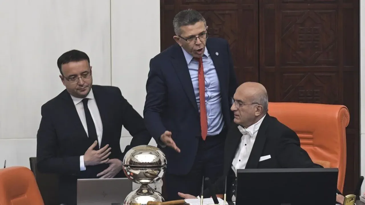Meclis'te gerginlik: Katip Üye başkanlık kürsüsüne vurdu