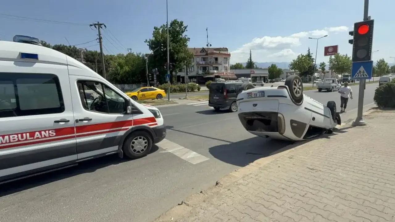 Yayaya yol veren otomobile çarpıp takla attı
