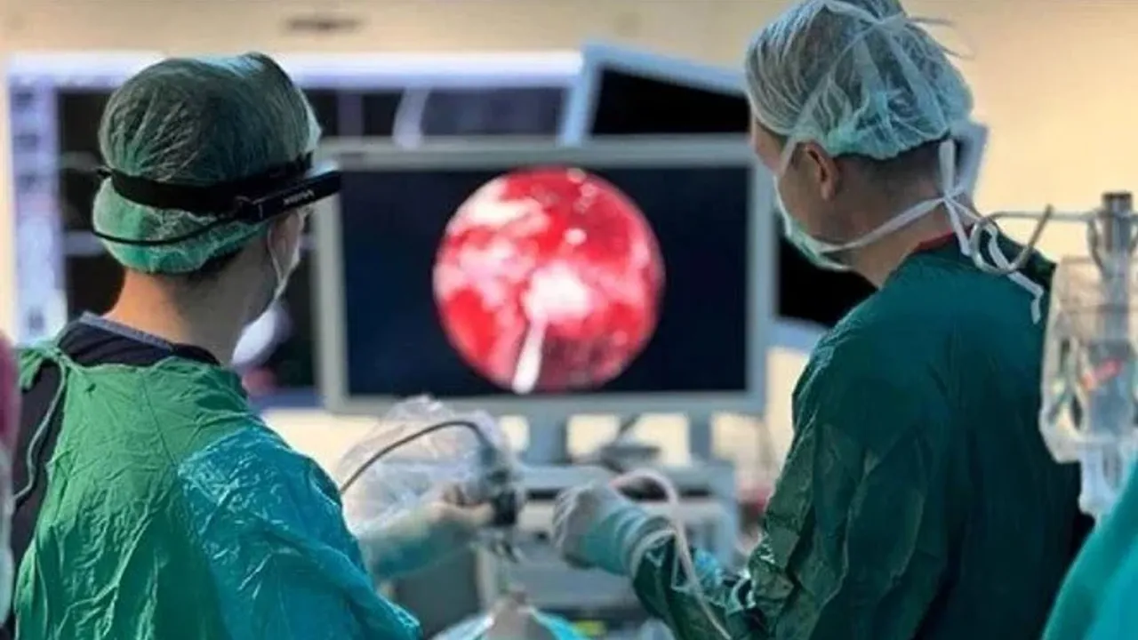 Ameliyat için "lazer parası" isteyen cerrah tutuklandı