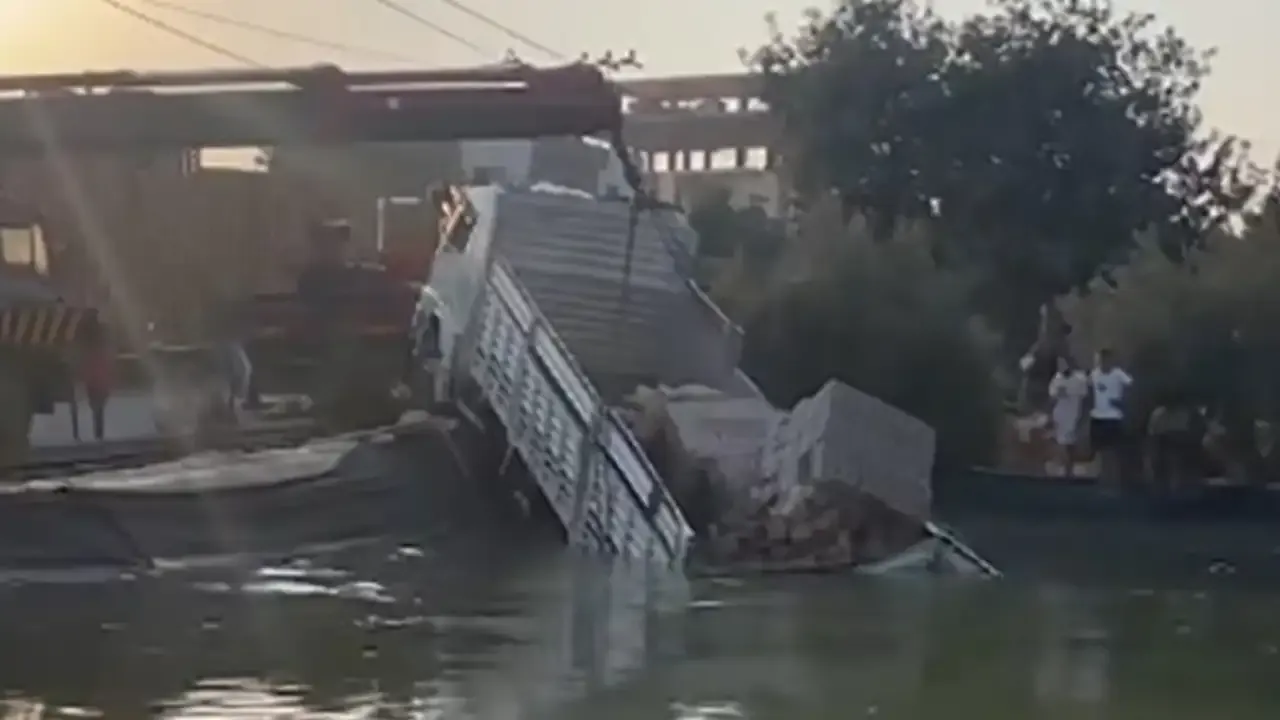 Freni patlayan kamyon sulama havuzuna düştü