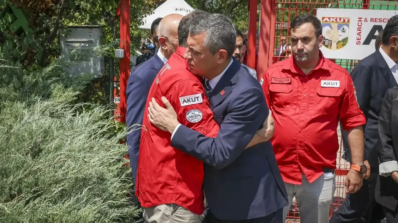 Özgür Özel'den AKUT'a taziye ziyareti