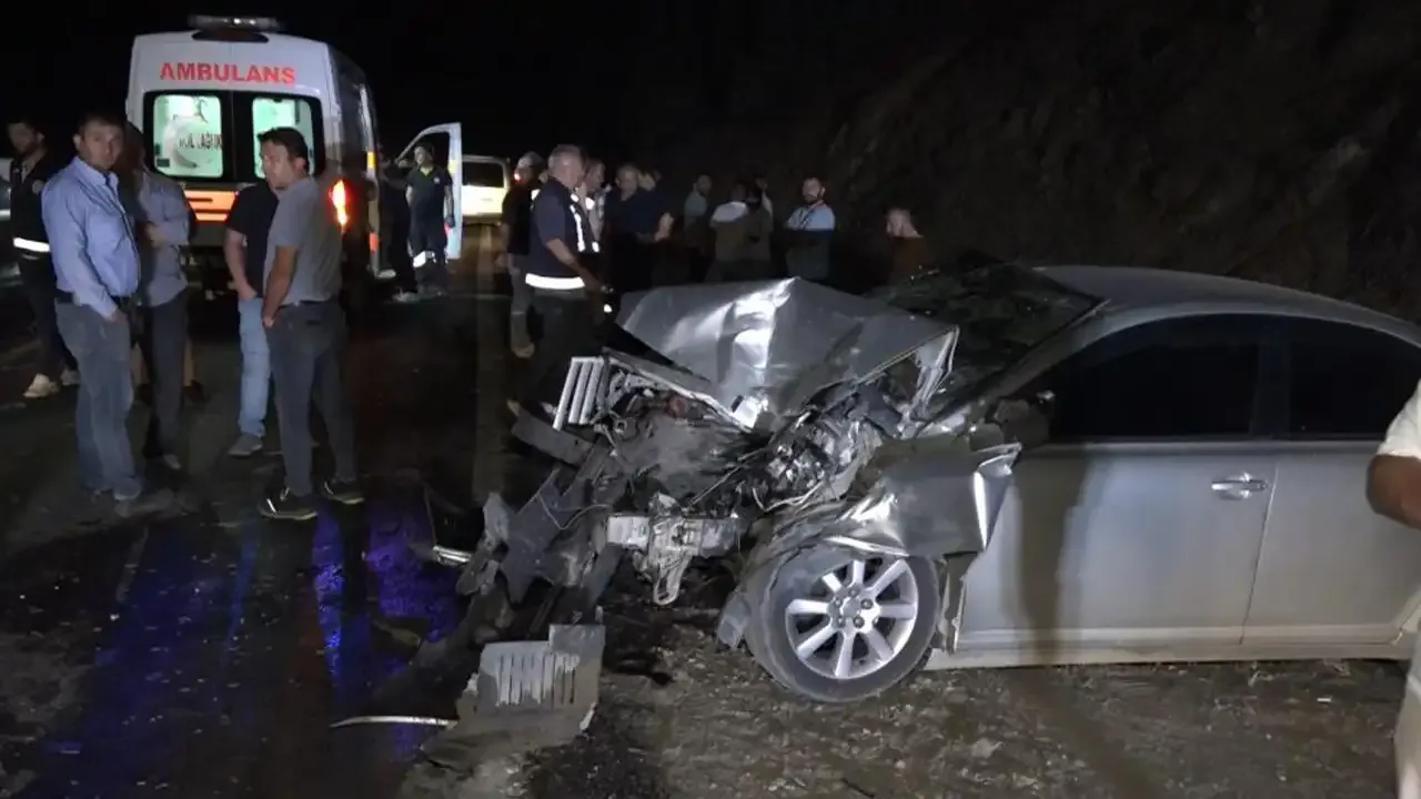 Yardım için yola çıkan baba-oğul kaza yaptı