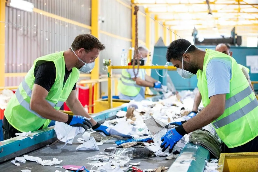 İzmir'de kapıdan kapıya atık toplama 12 mahalleye ulaştı