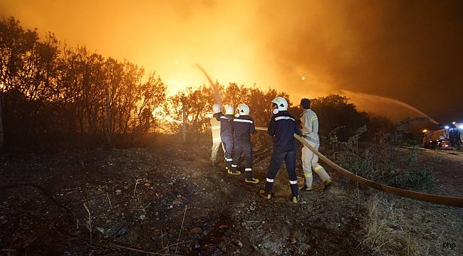 İzmir İtfaiyesi Buca'da başlayıp Gaziemir'e ulaşan yangına karşı siper oldu