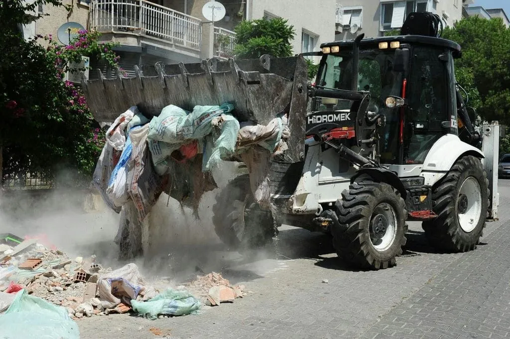 Karşıyaka'da moloz sorununa sıkı denetim ve yüksek ceza