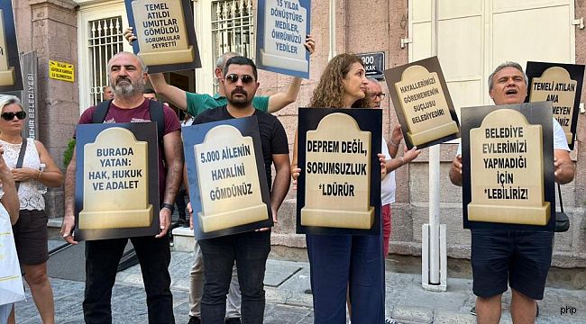 Kooperatif mağdurlarından Büyükşehir önünde mezar taşlı eylem