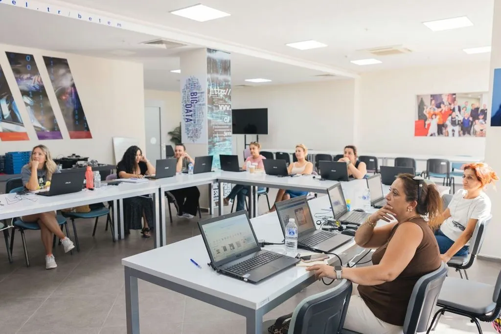 Balçova Belediyesi'nden kadınlara dijital destek