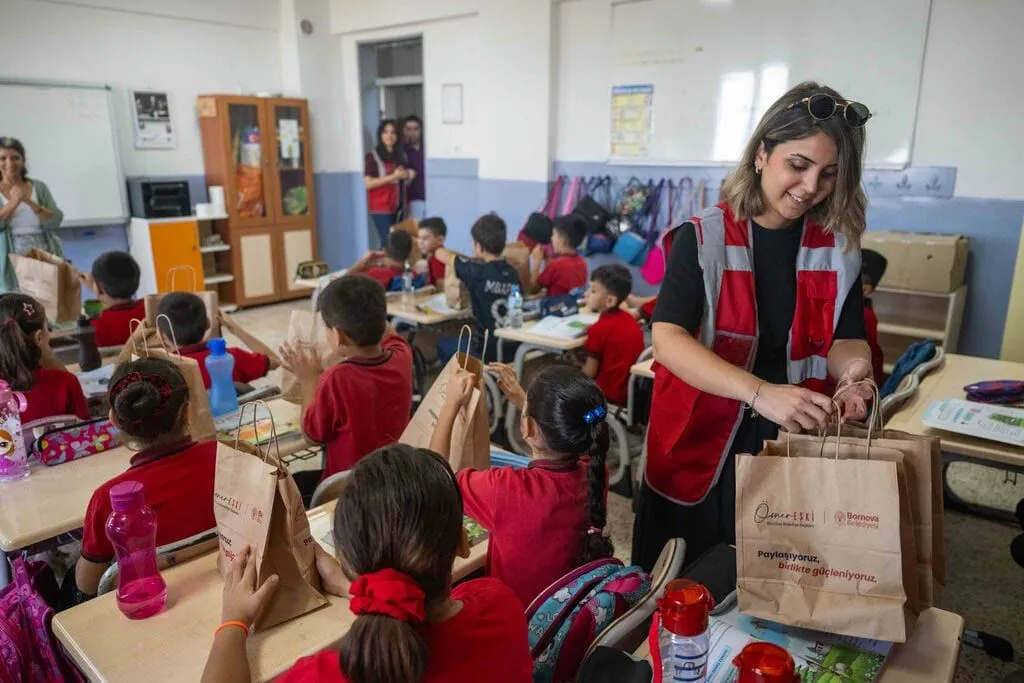 Bornova Belediyesi'nden öğrencilere ilk gün desteği