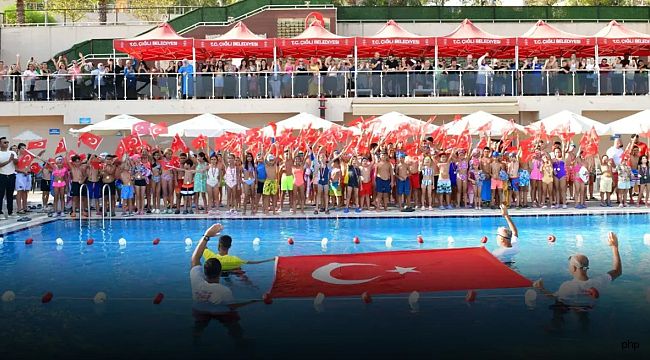 Çiğli Belediyesi'nden yüzme şenliği ve madalya töreni