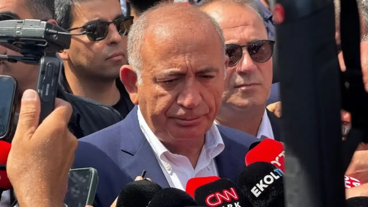 Gürsel Tekin'den, CHP İstanbul İl Başkanlığı önünde ilk açıklama