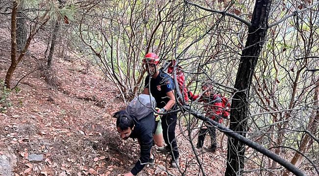 İzmir'de kayalıklarda mahsur kalan 3 genç kurtarıldı