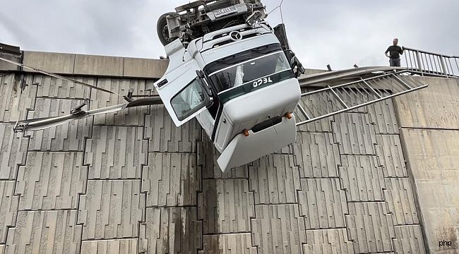 İzmir'de tır devrildi, kupası viyadükte asılı kaldı