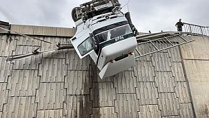 İzmir'de tır devrildi, kupası viyadükte asılı kaldı