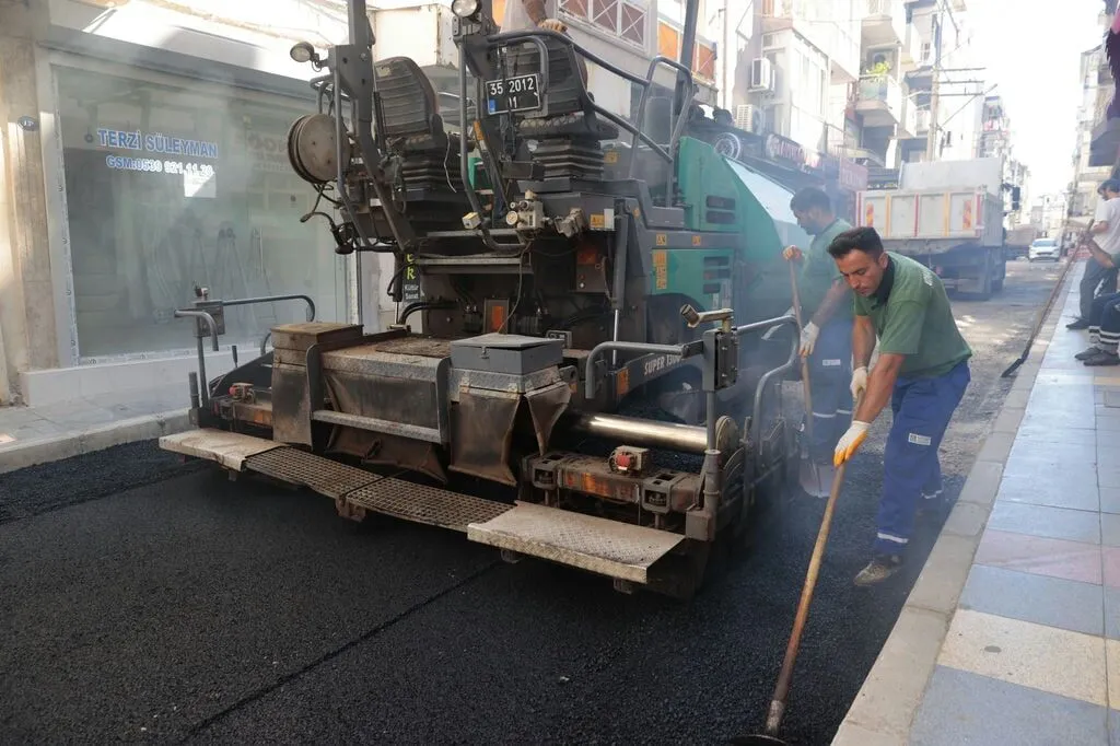 Konak'ta asfalt seferberliği devam ediyor
