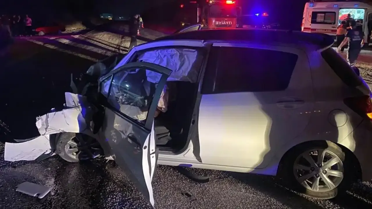 Minibüs ile otomobil kafa kafaya çarpıştı; 9 yaralı