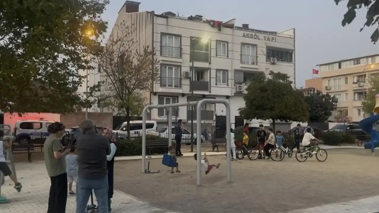 Parkta oyun oynayan çocuğa yorgun mermi isabet etti