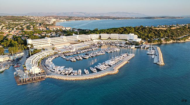 Altın Yunus Çeşme'de 2026'ya Burcu Güneş'le Merhaba