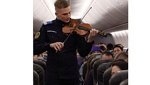 Jandarma'dan uçakta Romanya Milli Marşı