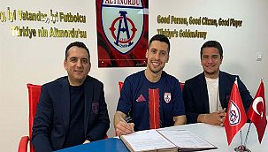 Altınordu eski stoperiyle imzaladı
