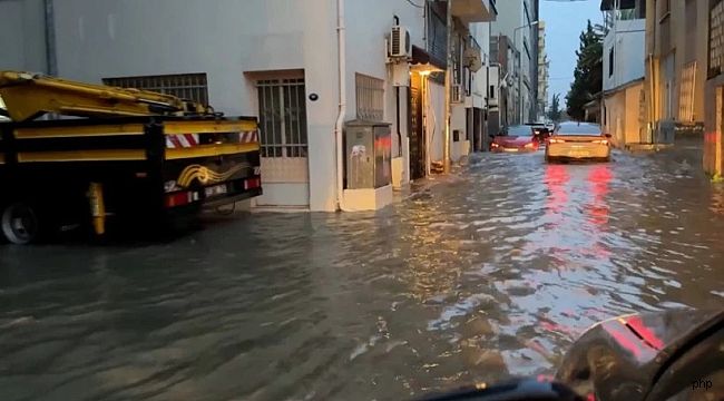 İzmir'de yollar göle döndü, ağaçlar devrildi