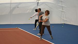Kuşadası Belediyesi'nden Emeklilere Ücretsiz Tenis Kursu