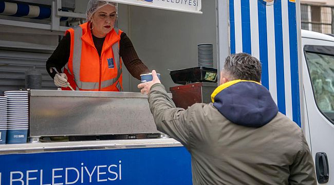 Kuşadası Belediyesi soğuk havalarda hemşehrilerinin içini ısıtıyor
