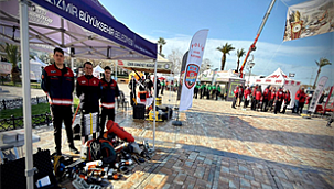 30 Ekim ve 6 Şubat depremlerinde kullanılan ekipmanlar İzmir'de sergilendi