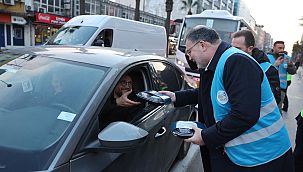 Başkan Saygılı trafikte kalanlara iftariyelik dağıttı