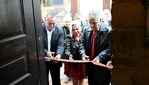 Gülay Yür Ünaldı'nın 'Çinilerin Dansı' sergisi Kuşadası'nda açıldı