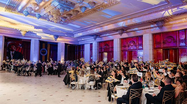 Romanya'da Fenerbahçe taraftarlarının çeyrek asırlık yolculuğu Parlamento Sarayı'nda kutlandı