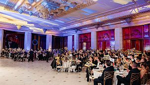 Romanya'da Fenerbahçe taraftarlarının çeyrek asırlık yolculuğu Parlamento Sarayı'nda kutlandı