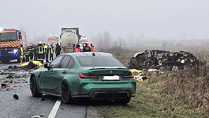 Romanya'nın Batısında Minibüs ile TIR Çarpıştı
