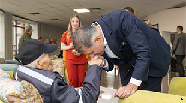 Başkan Tugay huzurevi sakinleriyle bayramlaştı