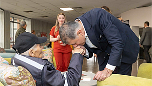 Başkan Tugay huzurevi sakinleriyle bayramlaştı