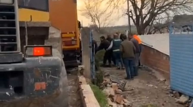 Çöp TIR'ı evin bahçesine girdi