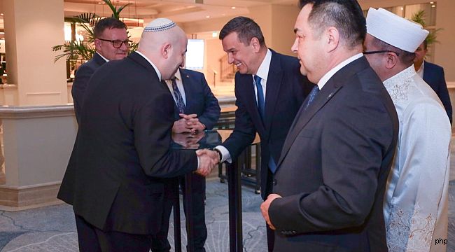 Devlet yetkilileri ve büyükelçiler aynı sofrada. Romanya'da Ramazan'a özel resmî iftar