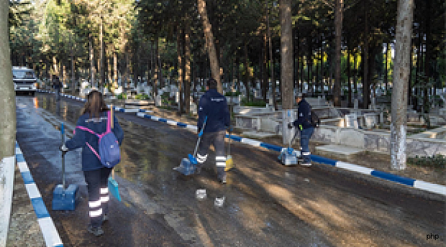 İzmir'de mezarlıklar Ramazan Bayramı'na hazırlanıyor