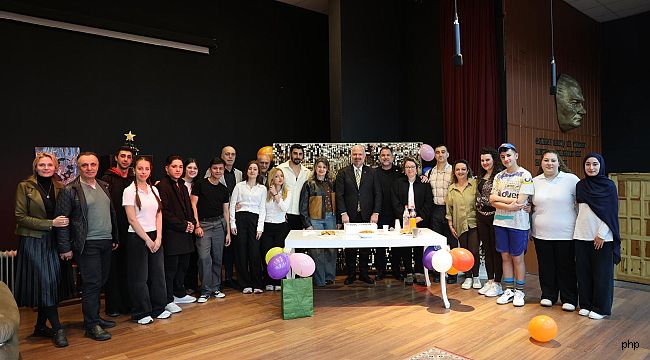 Menemen'de Dünya Tiyatrolar Günü alkışlarla kutlandı