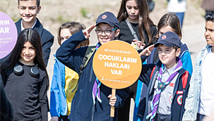 Tugay çocuklarla fidan dikti