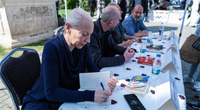 İzmir Kitap Fuarı yoğun ilgi görüyor